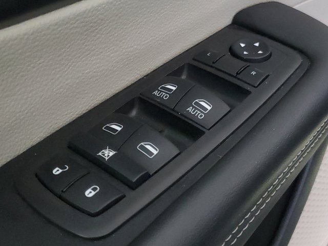 2024 Chrysler Pacifica Touring L - Photo 11